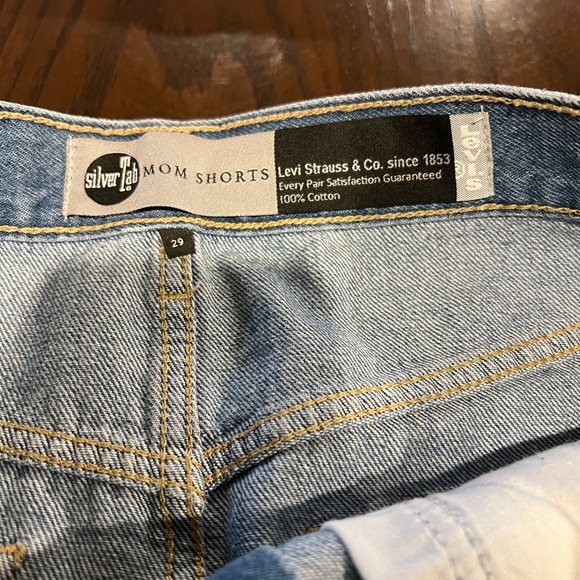 Silver Tab Levi's Mom Shorts Distressed Light Wash 2.5" - Picture 2 of 4